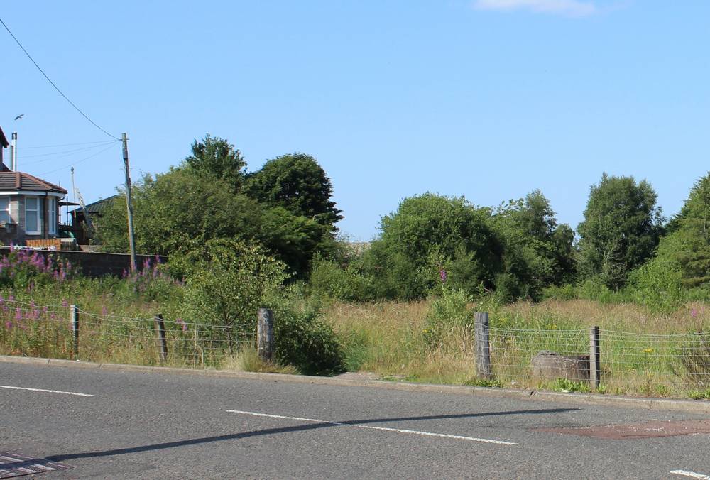 The end of the footpath as it reaches Coalburn Road